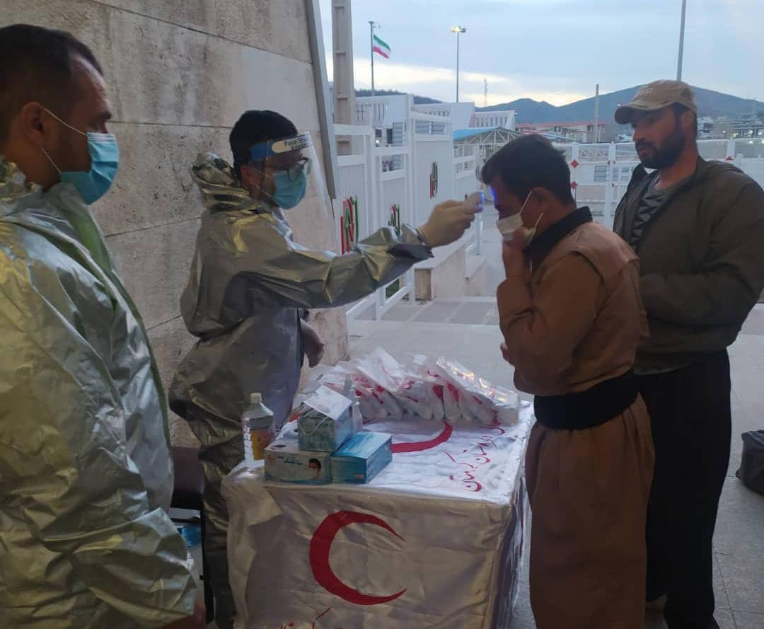 کنترل و مراقبت بهداشتی مسافران در مرز مریوان با تلاش امدادگران هلالاحمر کردستان/ غربالگری ۷۰۰ مسافر ورودی تاکنون